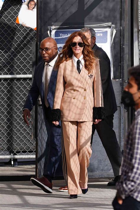 julia roberts suits 2023